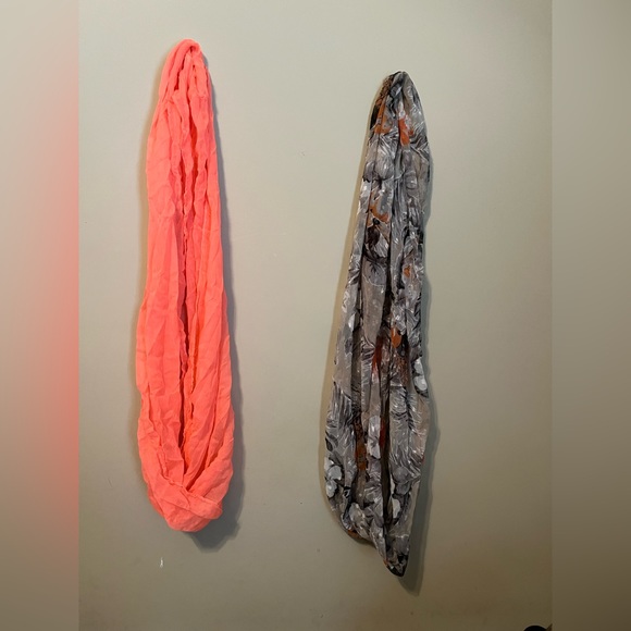 Set of 7 Scarfs and a Scarf Hanger - Picture 6 of 9